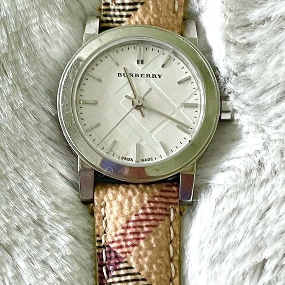 Burberry Ladies BU9022 Heritage Swiss Nova Check Quartz Watch Pre-owned - Picture 4 of 5